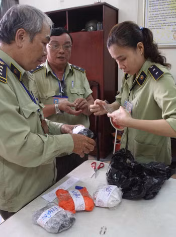 Đà Nẵng phát hiện áo ngực có 'thuốc lạ' ảnh 1