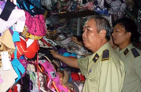 Hà Nội thu giữ áo ngực có chất lỏng, hạt nhựa ảnh 1