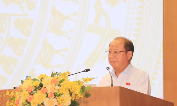 Ông Sùng A Lềnh, Phó Trưởng Đoàn đại biểu Quốc hội chuyên trách khóa XVI tỉnh Lào Cai, báo cáo kết quả Kỳ họp thứ Nhất, Quốc hội khóa XVI và hoạt động của Đoàn đại biểu Quốc hội tại Kỳ họp.