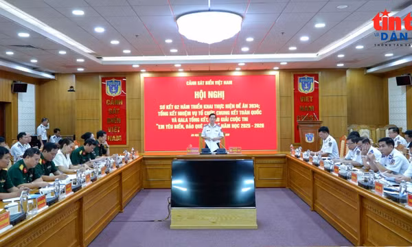 Trung tướng Bùi Quốc Oai, Chính ủy Cảnh sát biển Việt Nam chủ trì hội nghị. Ảnh: Minh Tuấn