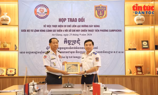 Thiếu tướng Đào Bá Việt, Tư lệnh Vùng Cảnh sát biển 4 tặng quà lưu niệm Phó Đô đốc Ly Hout.