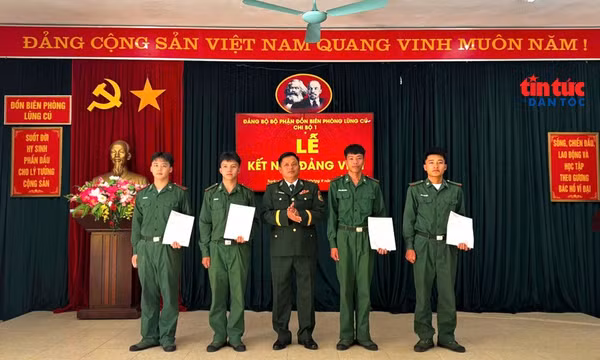 Bốn chiến sĩ Biên phòng dân tộc thiểu số vinh dự được kết nạp Đảng