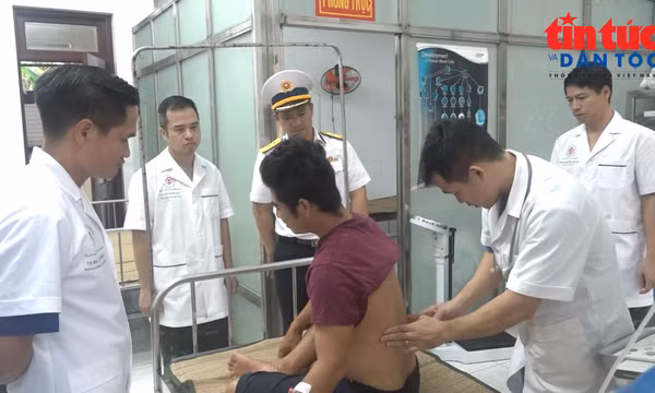 Bệnh xá Song Tử Tây cấp cứu ngư dân Đà Nẵng bị sỏi niệu quản