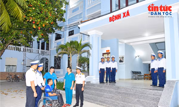 Ngư dân nhanh chóng được cán bộ, chiến sĩ đưa vào bệnh xá đảo cấp cứu.