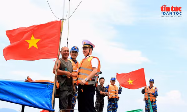 Đồng hành cùng ngư dân vươn khơi bám biển, chống khai thác IUU