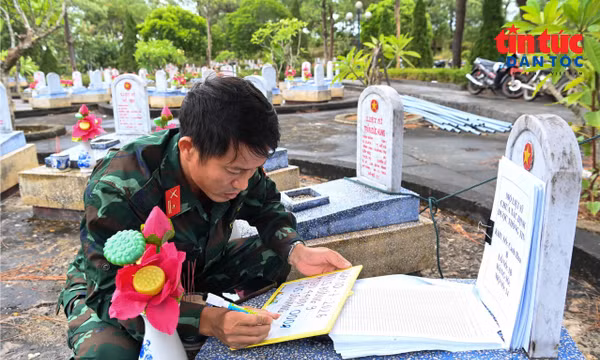 Lấy thông tin phục vụ công tác chuẩn bị khai quật để lấy mẫu ADN giám định danh tính Anh hùng liệt sĩ chưa biết tên tại nghĩa trang Hàm Rồng (Thanh Hóa).