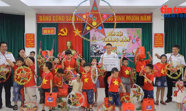 Cán bộ, chiến sĩ đảo Đá Tây tặng quà các cháu thiếu nhi