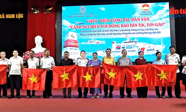 Trao tặng cờ Tổ quốc, đồng hành cùng ngư dân vươn khơi bám biển