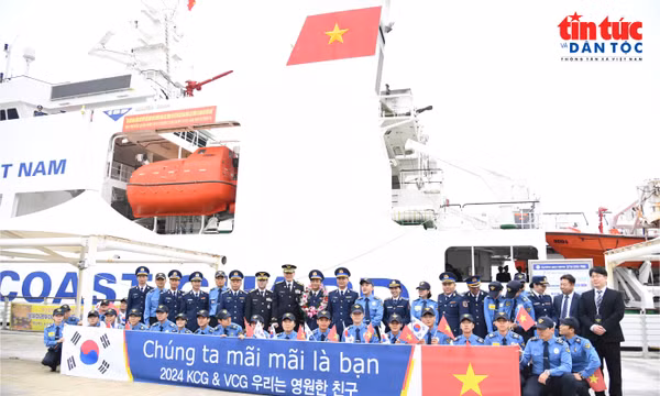 Tàu CSB 8004, Bộ Tư lệnh Vùng Cảnh sát biển 1 đưa đoàn công tác Cảnh sát biển Việt Nam đi thăm và giao lưu với Lực lượng Bảo vệ bờ biển Hàn Quốc, tháng 11/2024.