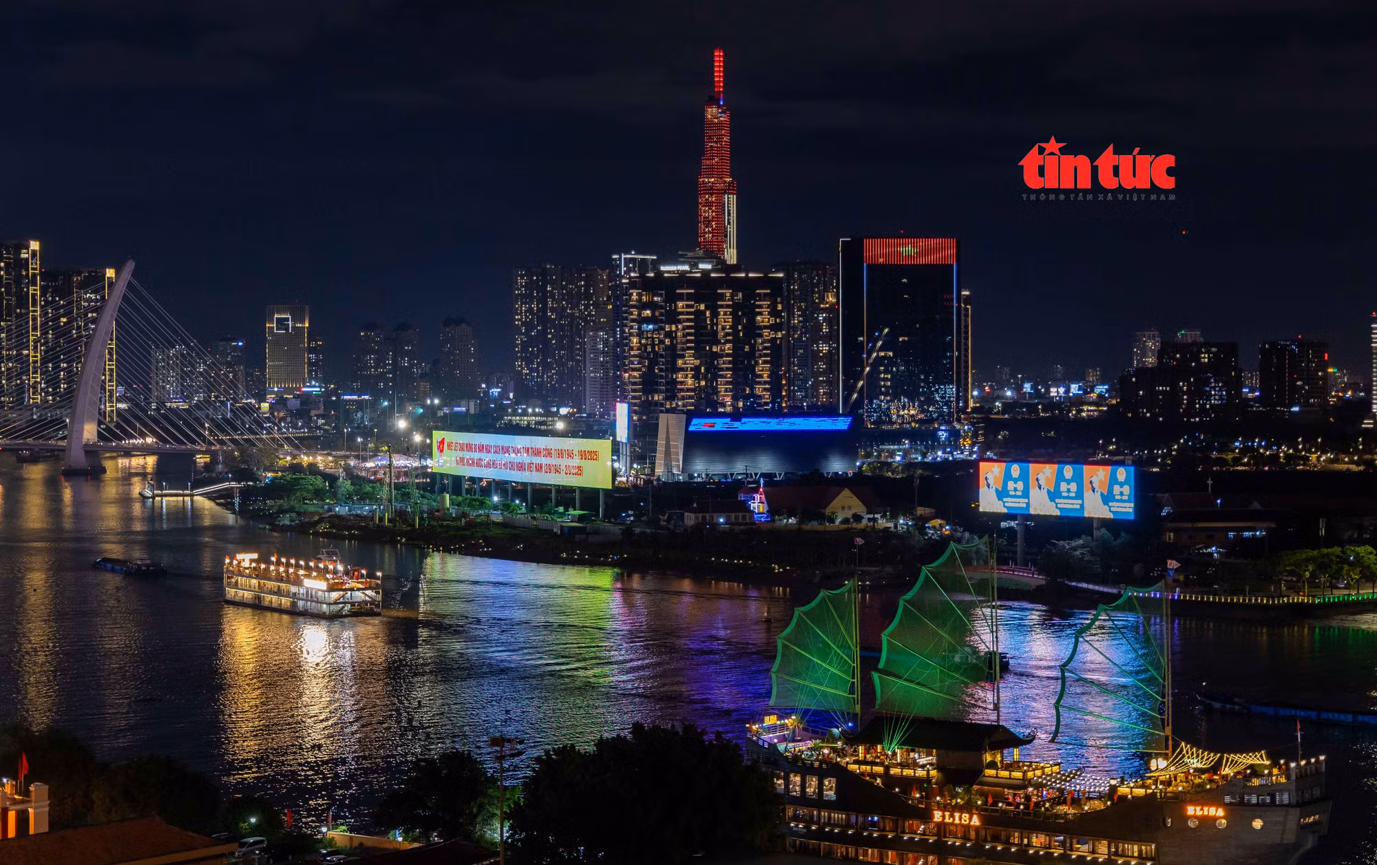 Ngắm TP Hồ Chí Minh lung linh ánh đèn về đêm