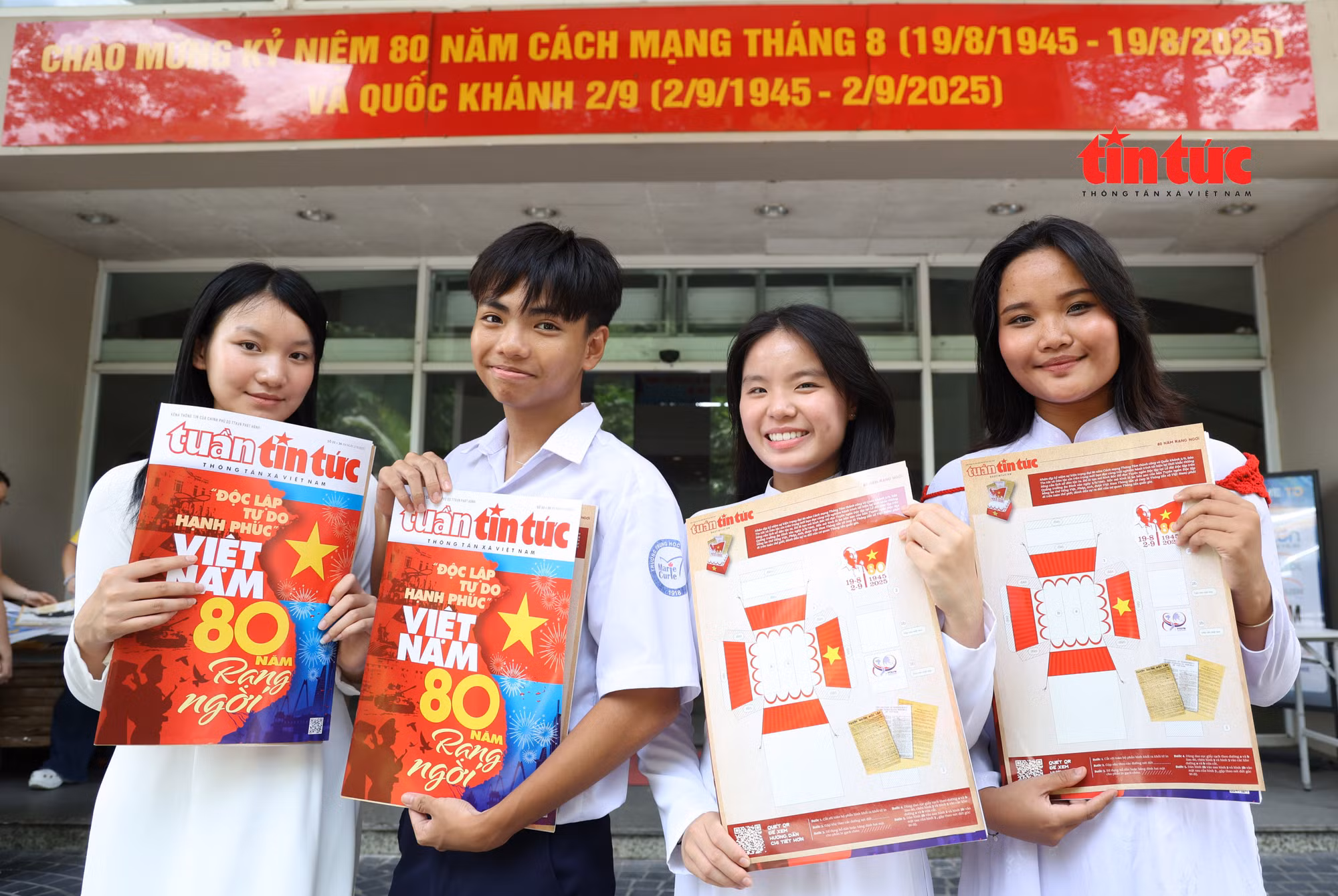 Bạn trẻ hào hứng với mô hình 3D 'Bác Hồ đọc Tuyên ngôn Độc lập' 