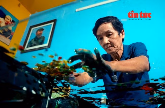 Kỷ lục gia vẽ tranh ngược trên kính bằng 10 đầu ngón tay