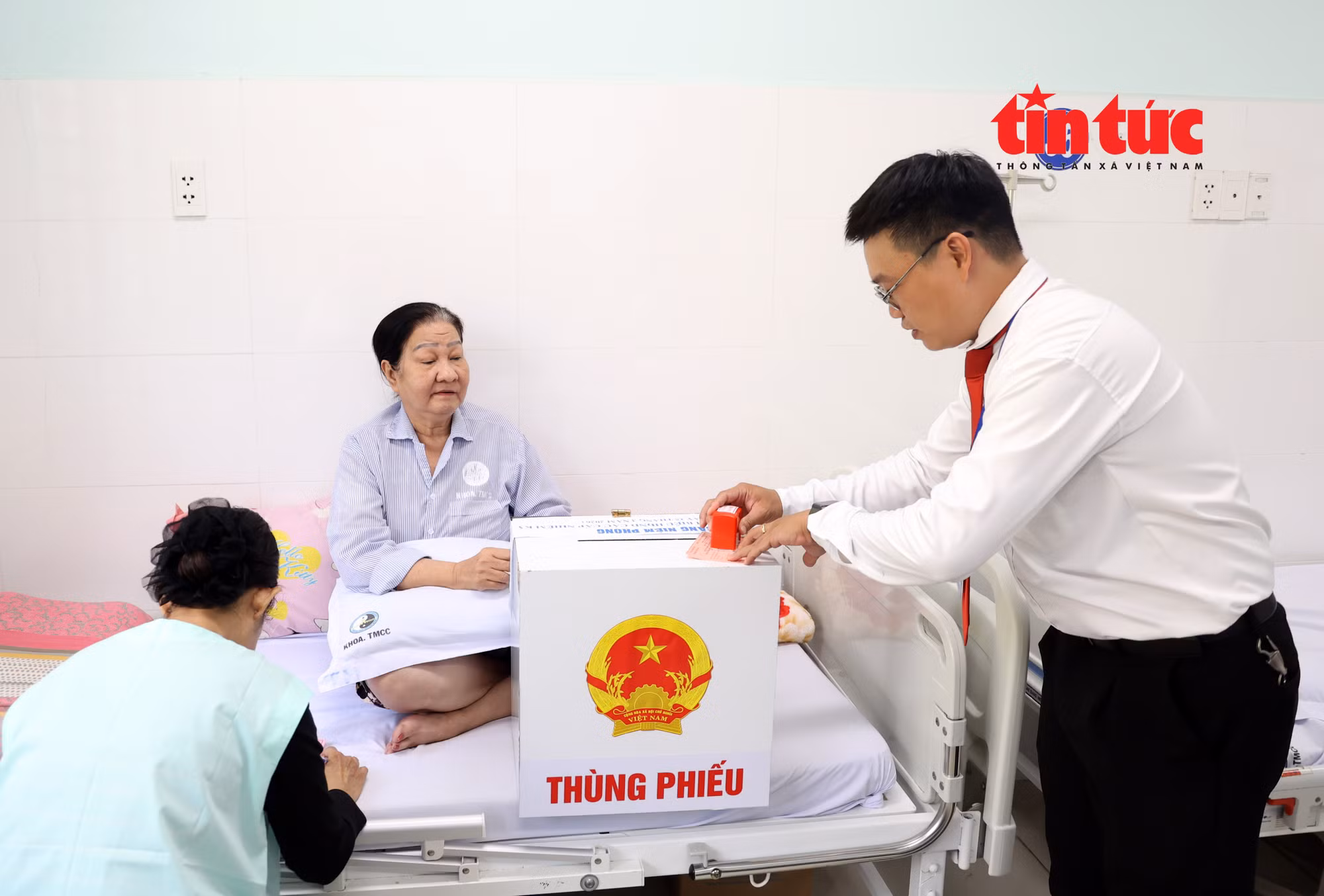 Cử tri là bệnh nhân được bỏ phiếu ngay tại bệnh viện