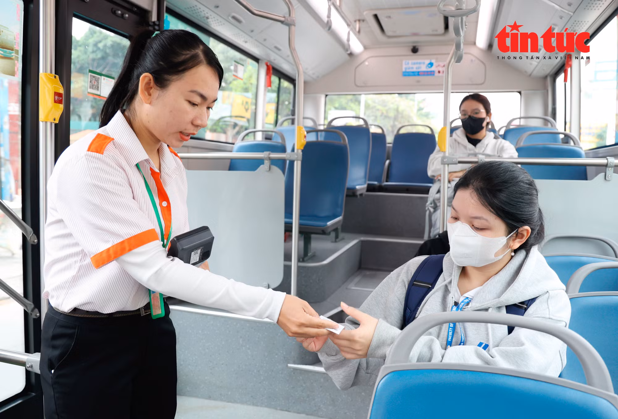 Người dân TP Hồ Chí Minh hài lòng vì sự tiện dụng của xe buýt điện