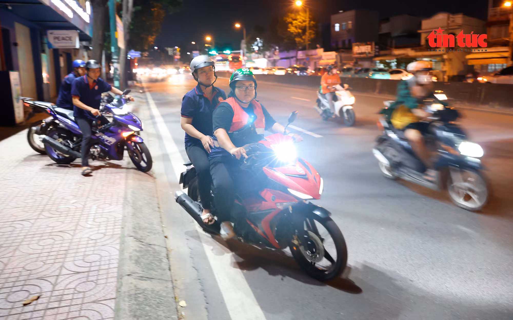 Những 'hiệp sĩ' 911 thầm lặng trên các tuyến đường TP Hồ Chí Minh