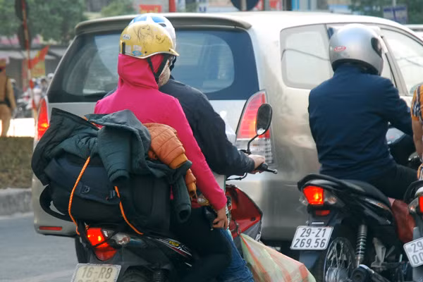 Người dân ùn ùn đổ về Thủ đô sau kỳ nghỉ Tết ảnh 12