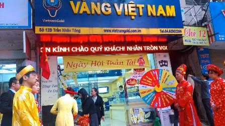 Đầu giờ chiều, khách vẫn xếp hàng dài mua vàng Thần Tài ảnh 7