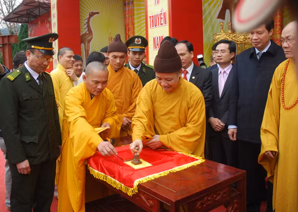 Du khách tấp nập trẩy hội Xuân Yên Tử ảnh 5