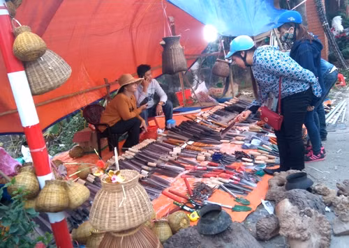 Du xuân chợ Viềng mua may ảnh 1