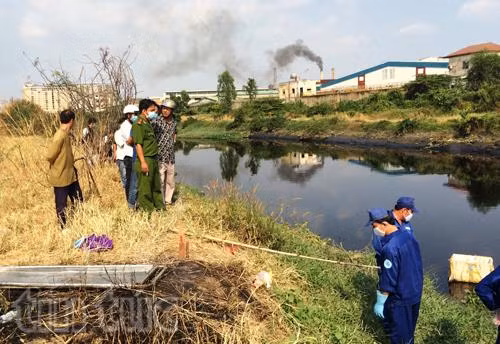 Phát hiện thi thể phân hủy trên kênh Tham Lương ảnh 1