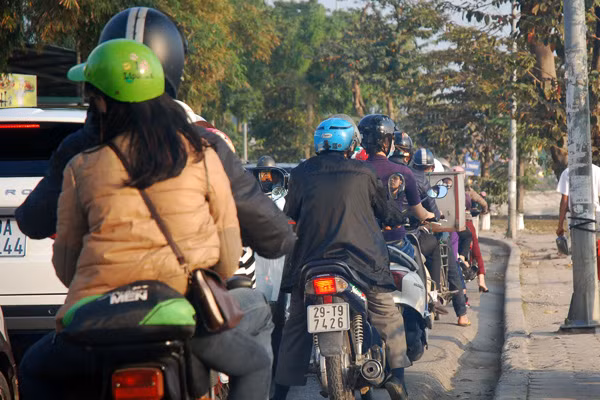 Người dân ùn ùn đổ về Thủ đô sau kỳ nghỉ Tết ảnh 11