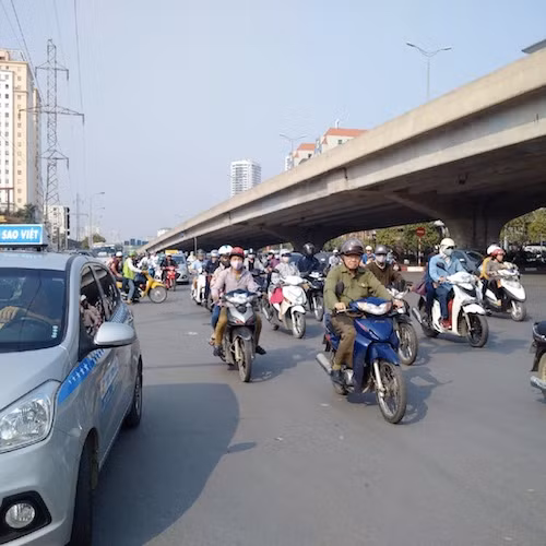 Ùn ùn về thành phố sau nghỉ Tết ảnh 7
