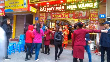 Đầu giờ chiều, khách vẫn xếp hàng dài mua vàng Thần Tài ảnh 4
