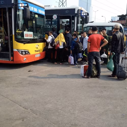 Ùn ùn về thành phố sau nghỉ Tết ảnh 6