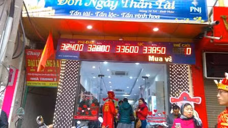 Đầu giờ chiều, khách vẫn xếp hàng dài mua vàng Thần Tài ảnh 13