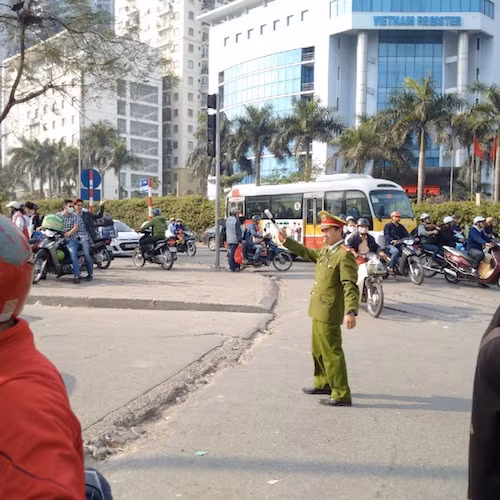 Ùn ùn về thành phố sau nghỉ Tết ảnh 8