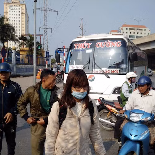 Ùn ùn về thành phố sau nghỉ Tết ảnh 4