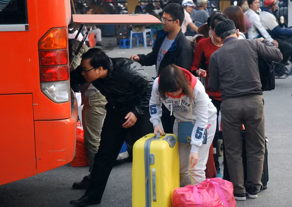 Người dân ùn ùn đổ về Thủ đô sau kỳ nghỉ Tết ảnh 6