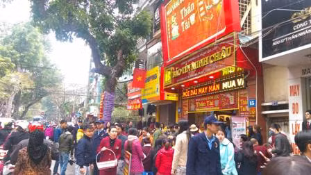 Đầu giờ chiều, khách vẫn xếp hàng dài mua vàng Thần Tài ảnh 1