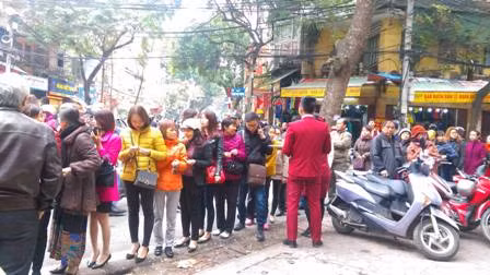 Đầu giờ chiều, khách vẫn xếp hàng dài mua vàng Thần Tài ảnh 3