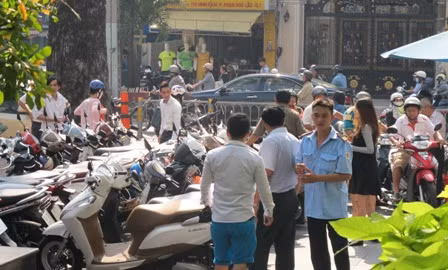 Người Sài Gòn đổ xô mua vàng ngày Thần Tài ảnh 3
