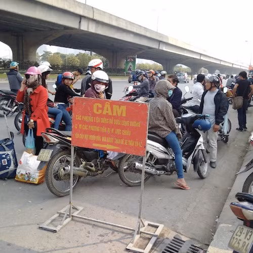 Ùn ùn về thành phố sau nghỉ Tết ảnh 10