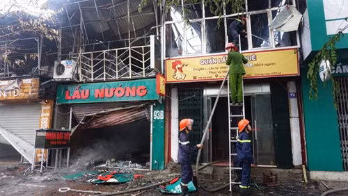 Cháy lớn thiêu rụi 6 ki ốt vào sáng 4 Tết ảnh 1