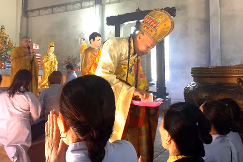 Hàng nghìn du khách đến núi Thần Đinh cầu quốc thái dân an ảnh 1