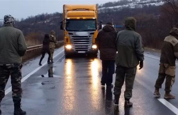 Căng thẳng sau các vụ Ukraine chặn xe tải Nga ảnh 1