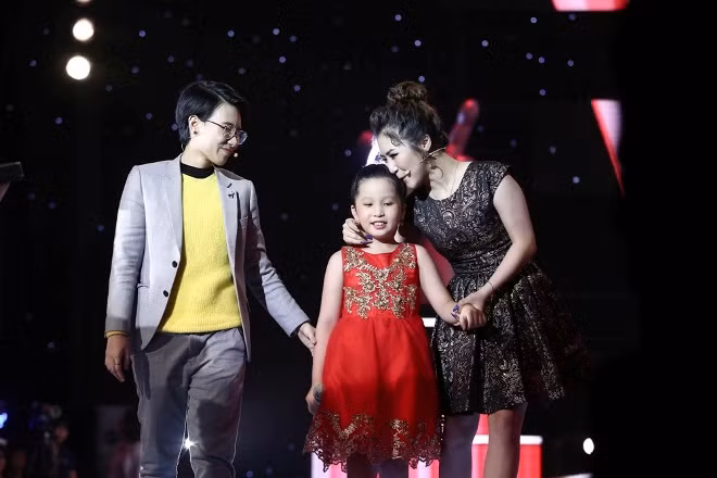 The Voice Kids 2017: Trần Xương Nhi hát 'Ba kể con nghe' hồn nhiên mà làm 'đắm lòng' HLV ảnh 4