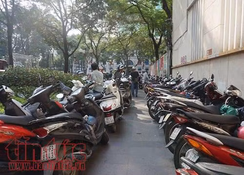 Đường sách thoát cảnh ‘ế khách’ vì có bãi giữ xe tạm ảnh 1