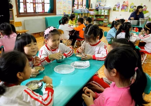  Miễn thu phí với giáo dục mầm non 5 tuổi ở những nơi có điều kiện khó khăn ảnh 1