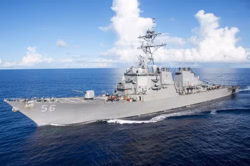 Tàu khu trục Mỹ USS John S. McCain chịu 'thương tích' tự rẽ sóng về cảng ảnh 1