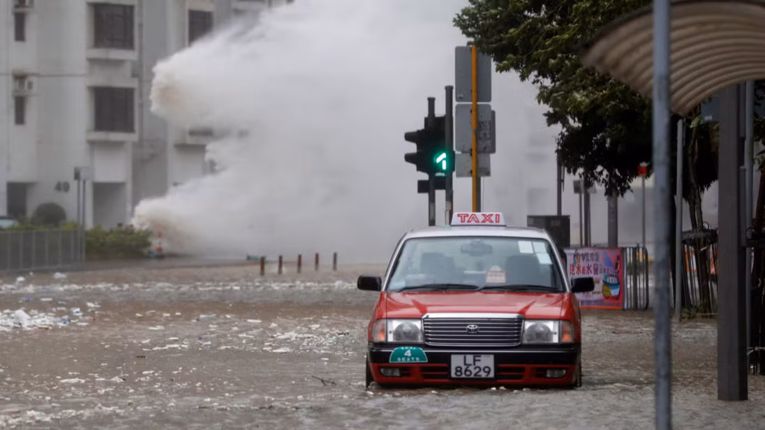 Người dân Hong Kong, Macau gồng mình trong bão Hato ảnh 3