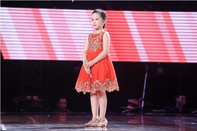 The Voice Kids 2017: Trần Xương Nhi hát 'Ba kể con nghe' hồn nhiên mà làm 'đắm lòng' HLV ảnh 1