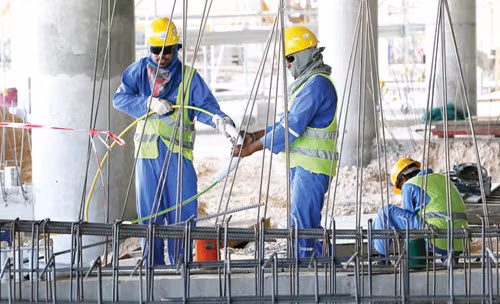 Qatar giảm tiền lương của lao động nước ngoài do khó khăn kinh tế ảnh 1