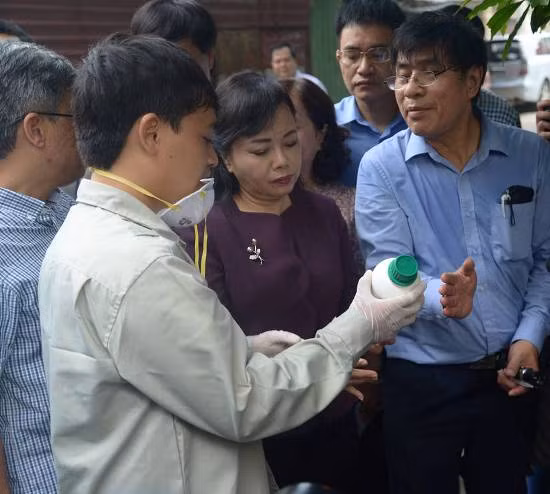 Đội xung kích vừa kiểm tra, Bộ trưởng Y tế vẫn phát hiện 5 ổ bọ gậy ở nhà dân ảnh 1