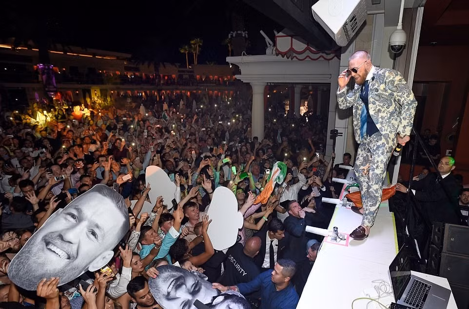 Conor McGregor ăn mừng tưng bừng, dù thua Floyd Mayweather ảnh 1