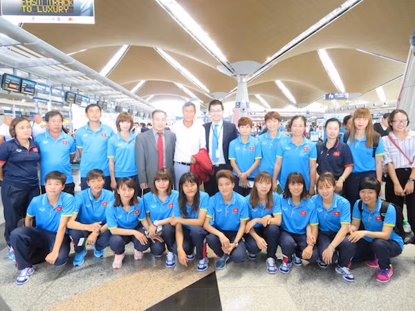 Vietnam Airlines tặng hơn 500 thẻ Bông Sen Vàng cho đoàn thể thao SEA Games 29 ảnh 1