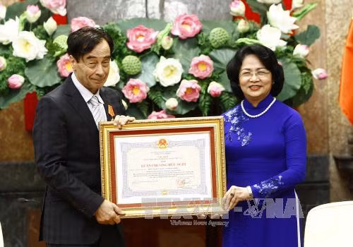 Phó Chủ tịch nước trao tặng Huân chương Hữu nghị cho Giáo sư Odon Vallet ảnh 2